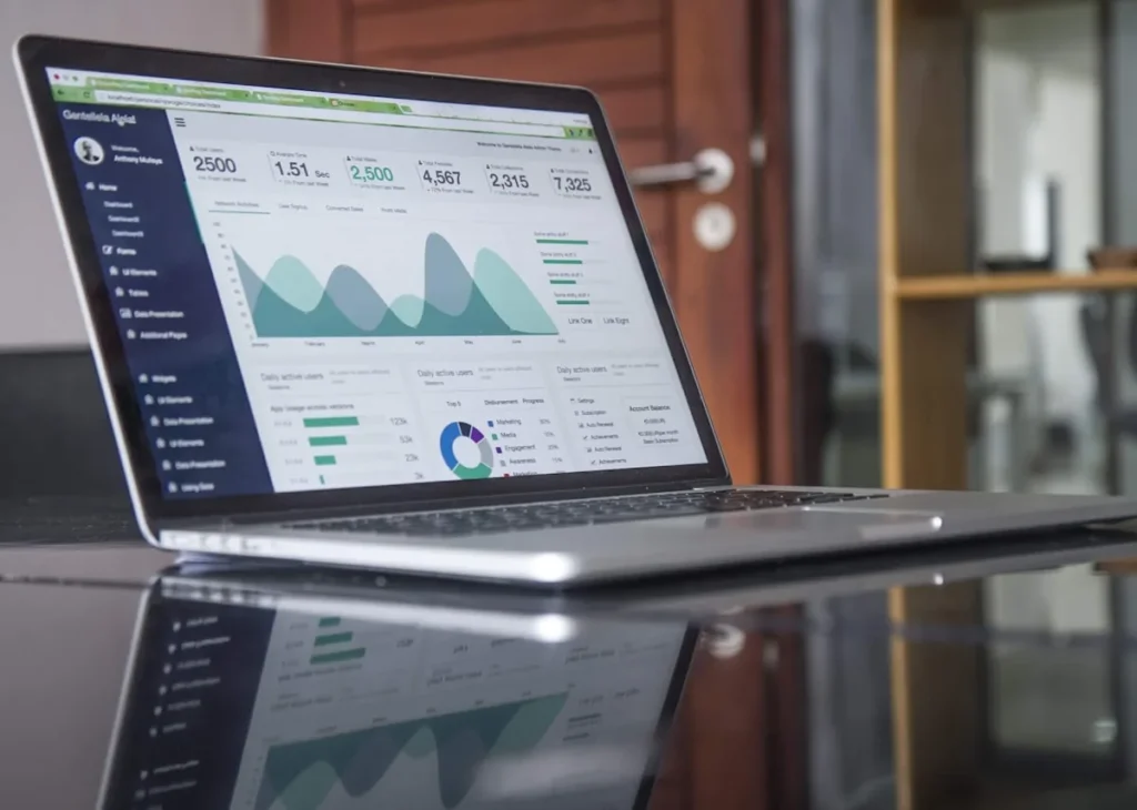Laptop menampilkan grafik analitik untuk optimasi SEO on-page website