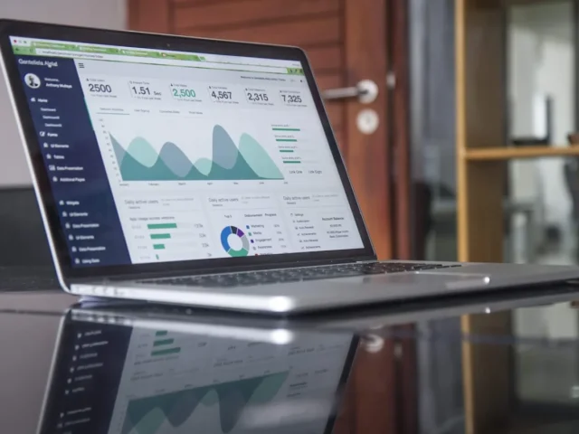 Laptop menampilkan grafik analitik untuk optimasi SEO on-page website
